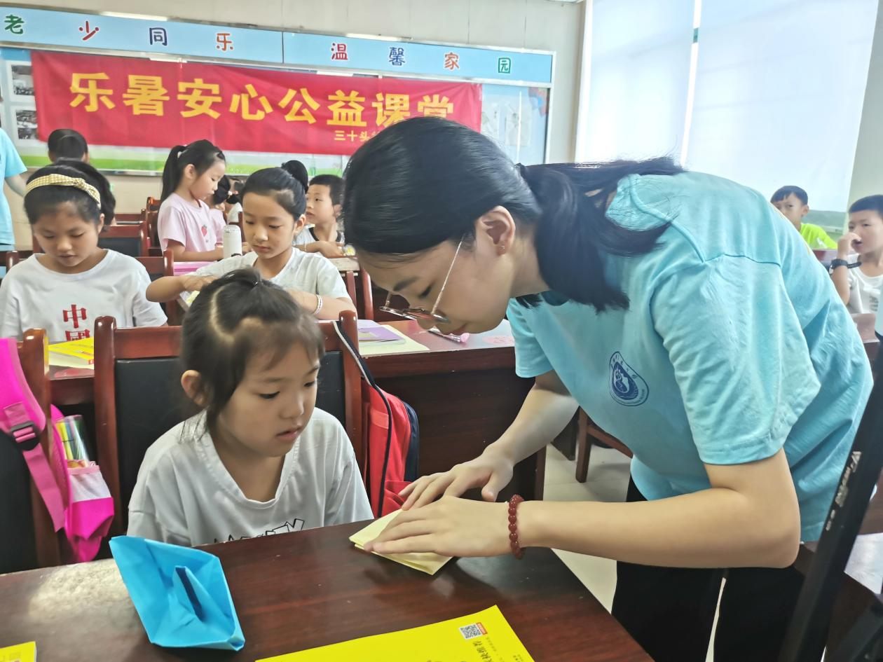 学院助力乡村振兴，青年学子关爱留守老幼